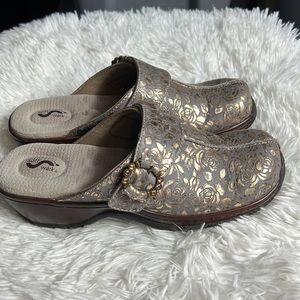 Soft Walk Gray & Gold Embossed Rose Leather Mules Clogs 7N